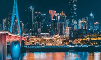 动画风格的城市夜景占位画面，蓝紫色天空中漂浮着发光的几何图形，街道上有卡通人物剪影，用于演示影院在线观看动漫分区卡片
