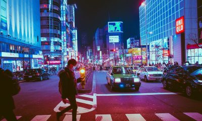 宽银幕电影画面占位，黄昏时分的城市街道上行人匆匆而过，暖橙色夕照铺满画面，用于演示影院在线观看影视分区卡片