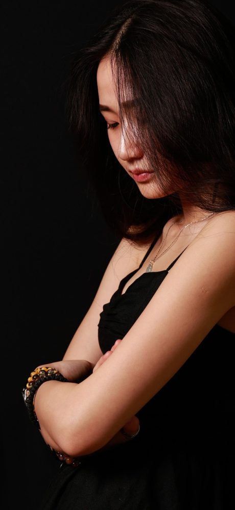 影院在线观看 App 深色模式设置界面，背景为深蓝灰，开关控件呈亮蓝色，底部显示缓存与流量管理选项